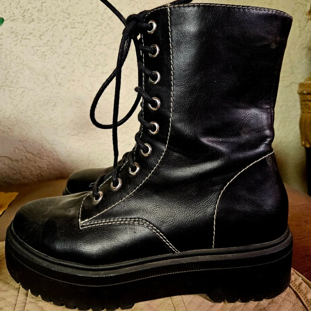 SODA Black Platform Faux Leather Lace-Up Boots - Size 10 - Picture 2 of 6